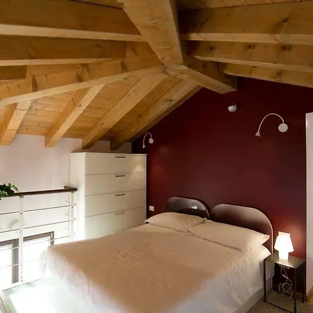 Versoverde Alzaia Naviglio Grande 4* Milánó